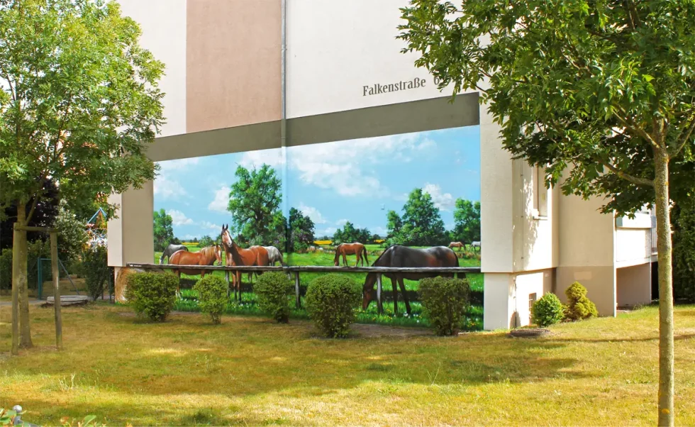 Hauswand in Falkensee mit gemalter Pferdekoppel, eingepasst zwischen Hecke und Fassade